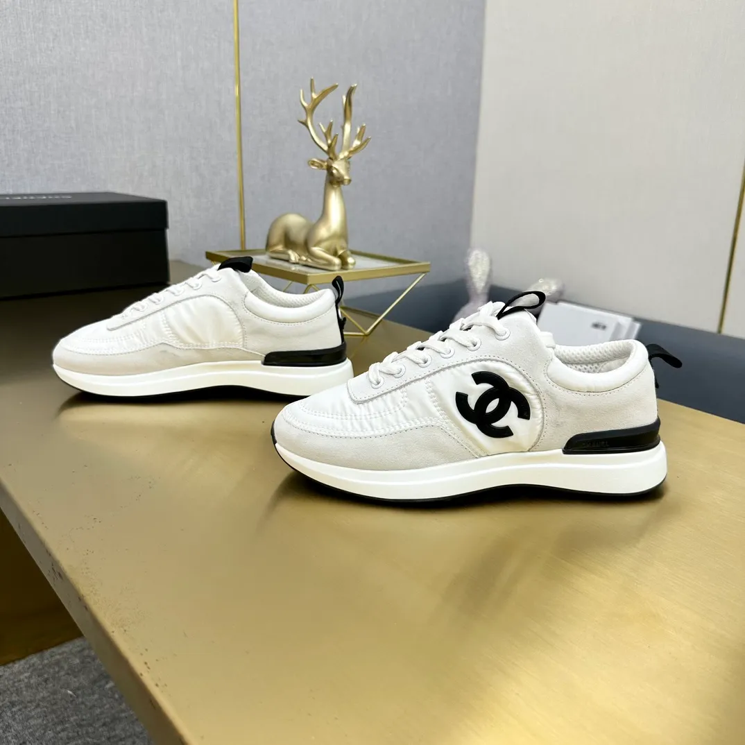 👟👟Ex-factory price 520👟👟 Chanel Chanel - 2024 counter top casual sports shoes This classic design; the upper is electro-embroidered with a variety of techniques; the outsole is fashionable and sporty; it is unusual to incorporate a variety of color matching elements... The diversified mix and match is very beautiful and versatile, casual, fashionable, sports and outdoor can be taken into account... ꫛꫀꪝ Go➫ Material: ❶Upper made of: Original imported mercerized velvet + double-layer breathable mesh ❷Inner use: Original imported breathable mesh ❸Outsole based on: Original T👟👟Factory price U combination outsole Counter boutique packaging complete set Women 35–41 Men 38-46